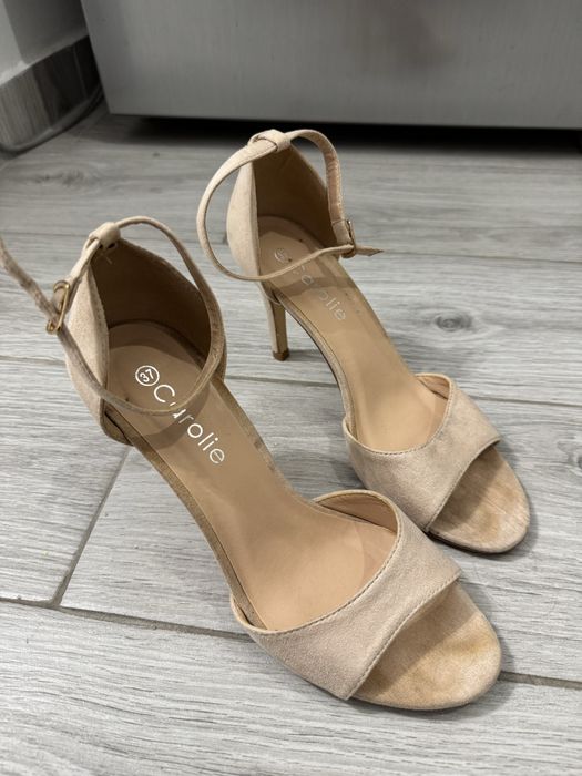 Pantofi cu toc.