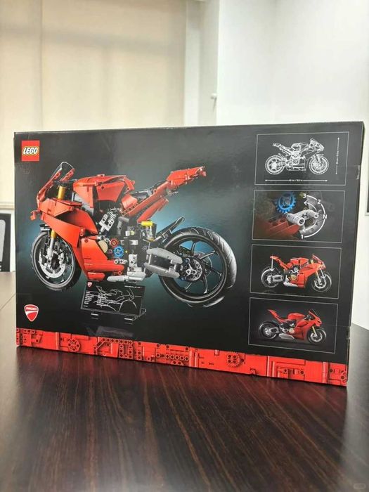LEGO Technic - Motocicleta Ducati Panigale V4 S 42202, 1603 piese