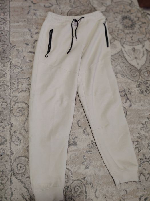 O pereche de pantaloni groși de trening