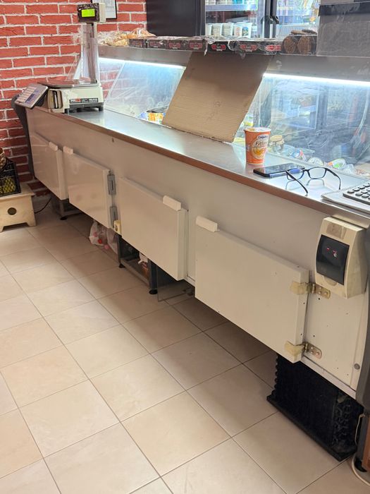 Щандова витрина с депо и вграден агрегат