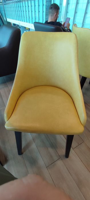Кресла кожаные жёлтого цвета.