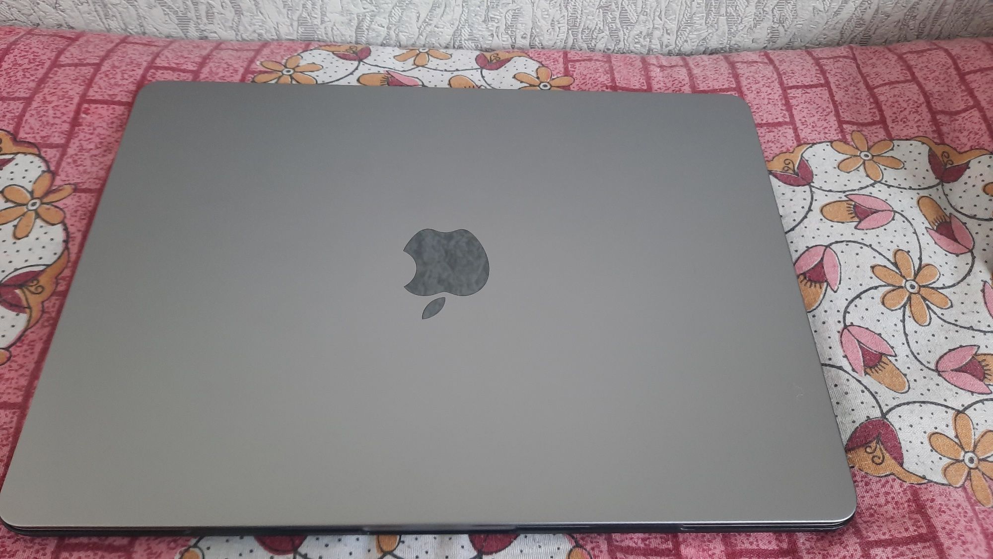 Macbook Air M2 256gb yangi kabi qopqoq va klaviatura himoyasi bilan