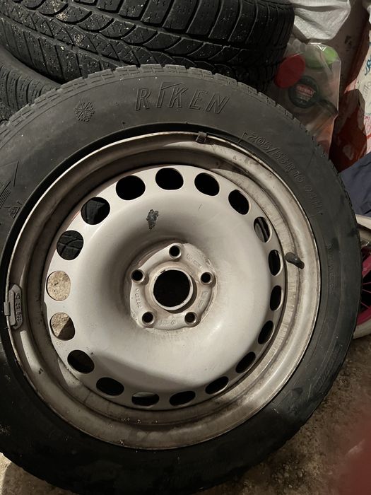 Vand sau schimb Set genți de tablă cu cauciucuri 205/55/16