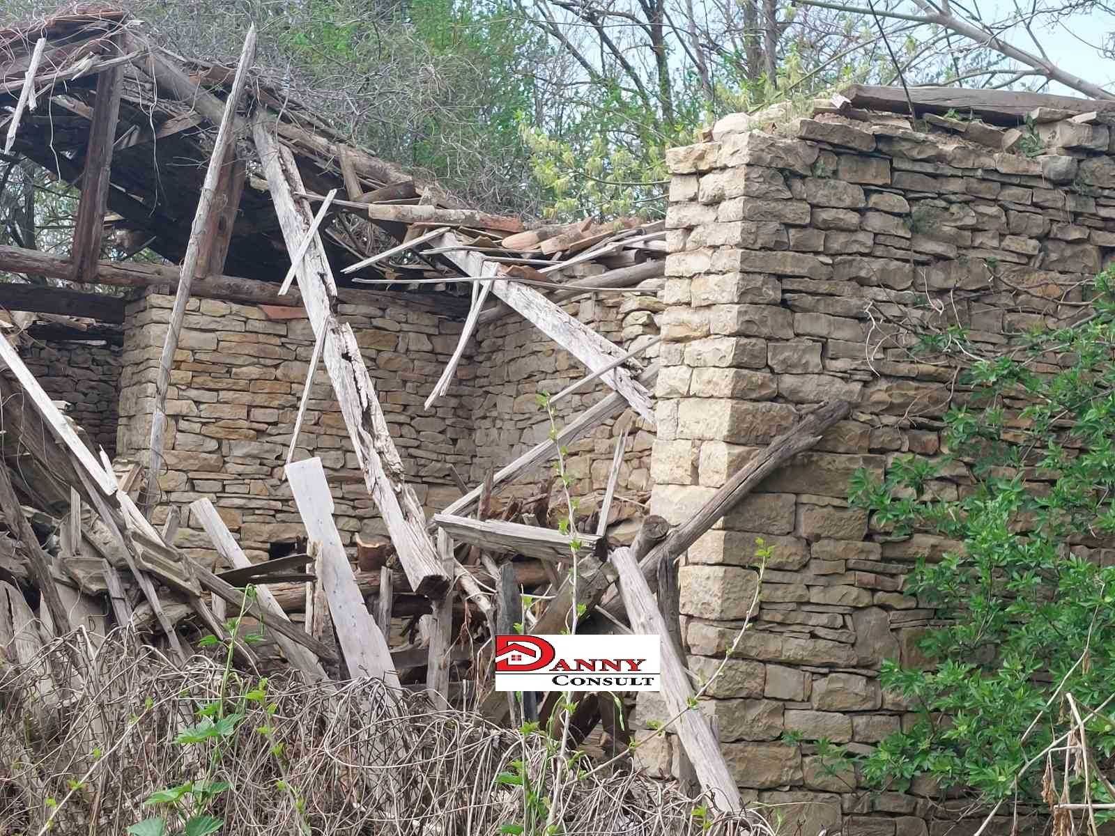 Двуетажна къща с двор в с. Обединение