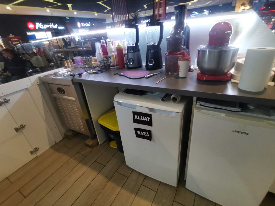 Vând insula în interior mall