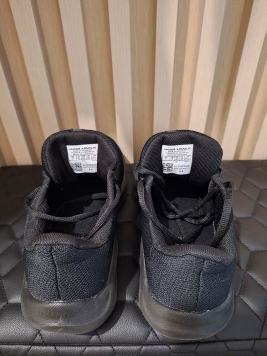 Adidasi Under Armour marimea 40 ,Noi !