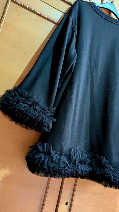 Rochie supradimensionată cu volane si șnururi albe