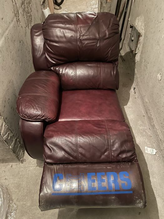 Два броя двойни канапета кожа.. едното двойно е със релакс  механизъм!