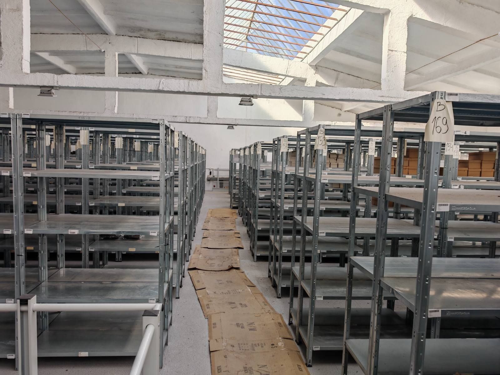 Продавам метални стелажи