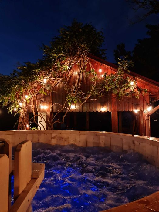 Casa /Cabana De Inchiriat cu Ciubar si Jacuzzi Cuvin