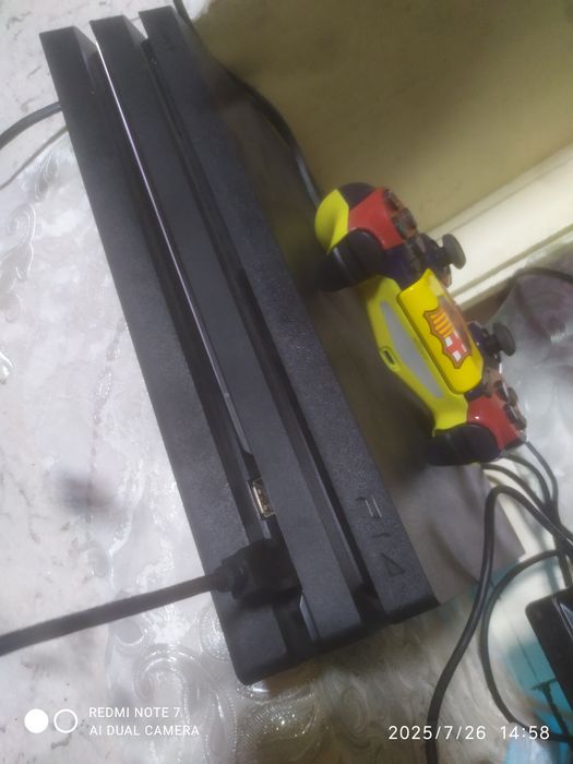 Pleystation 4 pro 4 K padderjka qiladi sotiladi holati yahshi zor