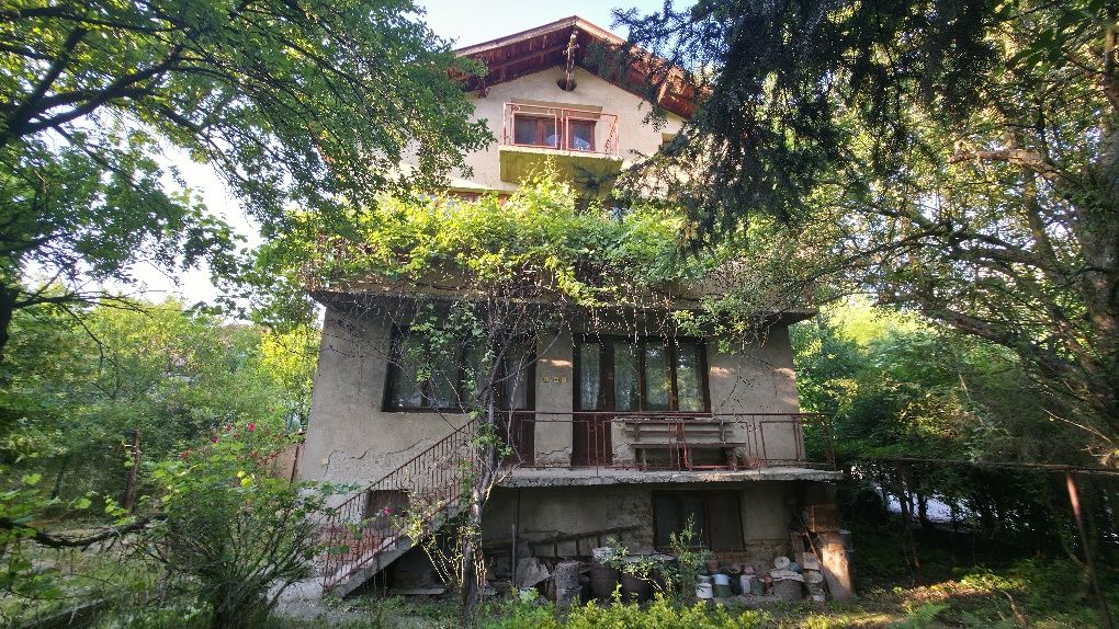 Продава се двуетажна масивна къща в село Дивотино, гр. Перник