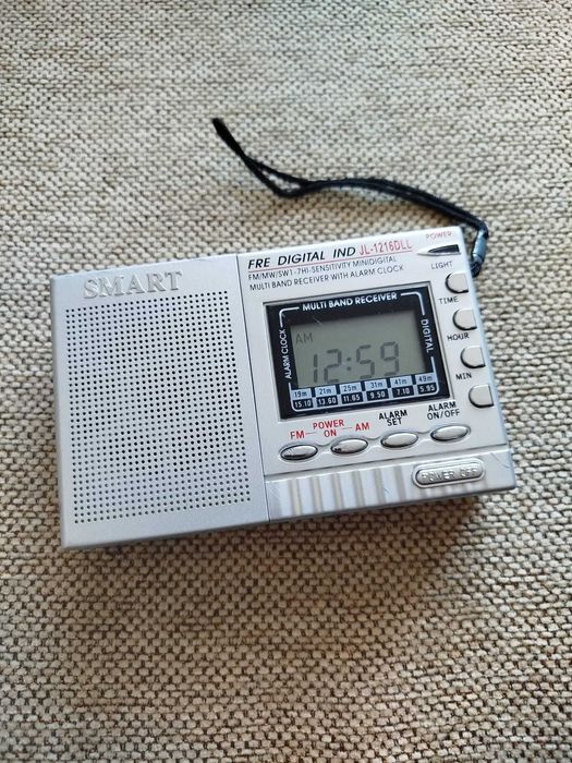 Radio portabil Smart digital AM/FM cu alarmaFunctional baterii AAA.