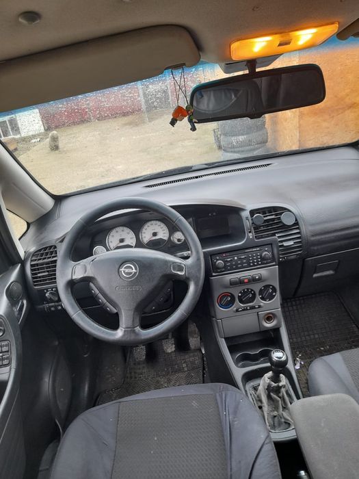 Vând Opel zafira