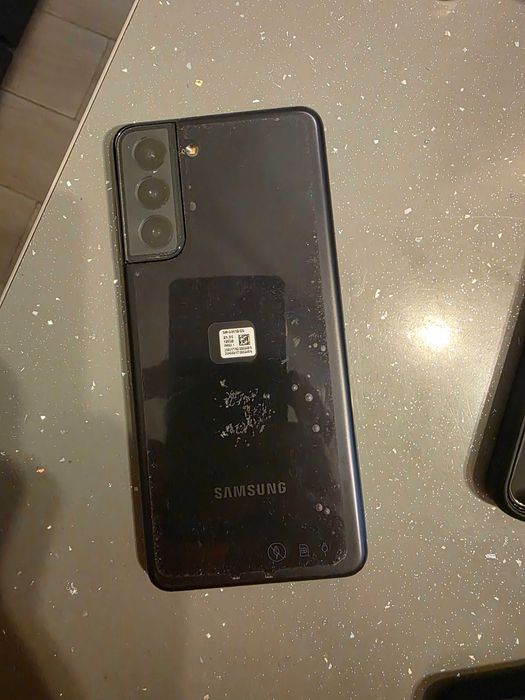 Vând 2 telefoane Samsung s21 5g de 128gb si 8 g ram.