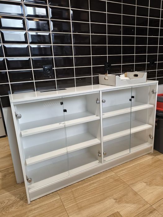 Витрина със стъклени врати