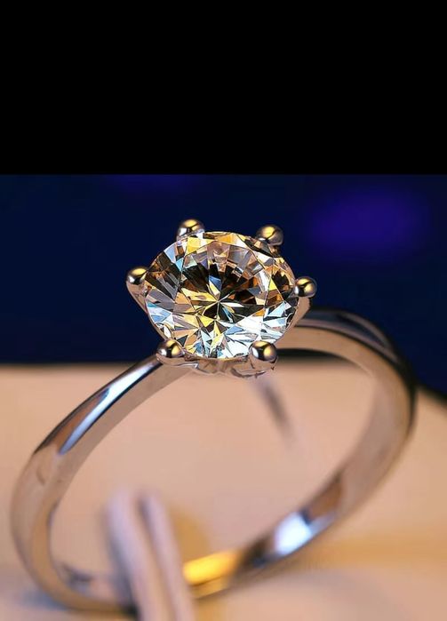 Кольцо с брилиантом помолвочое.