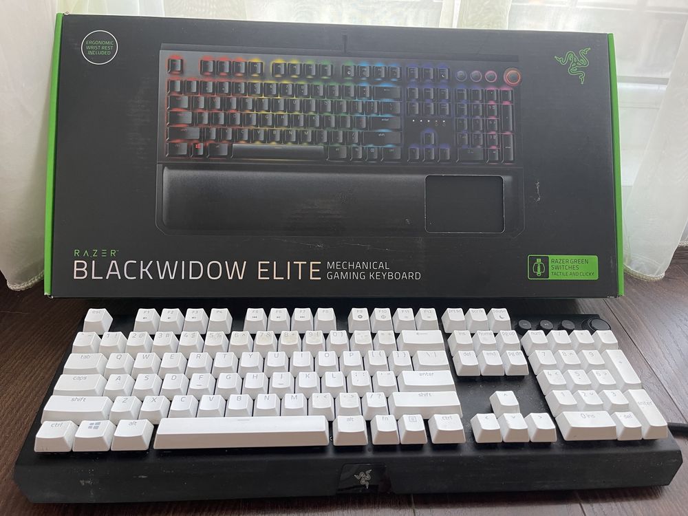 Клавиатура Razer BlackWidow Elite и бели клавиши Razer - PBT Keycap