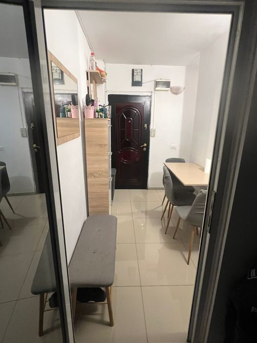 Vand apartament situat in Craiovita Noua zona Materna