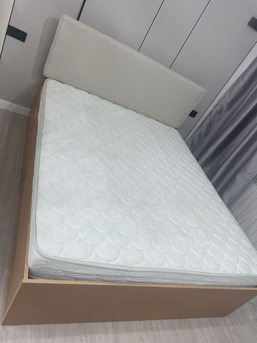 Кровать с матрасом в хорошем состоянии