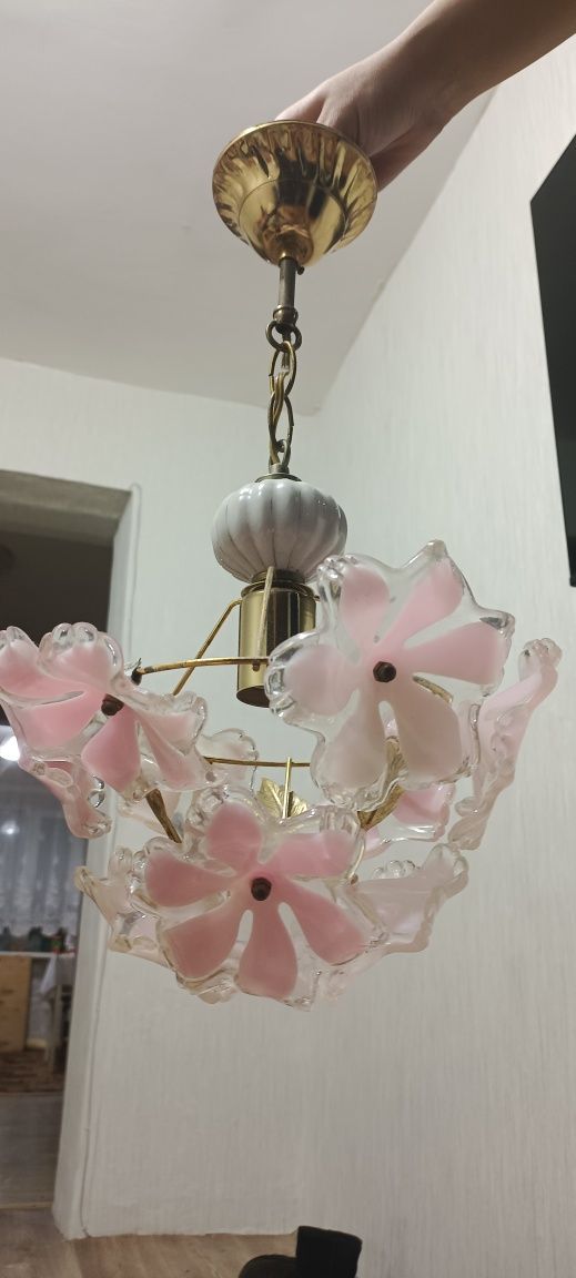 Продам люстру розовую