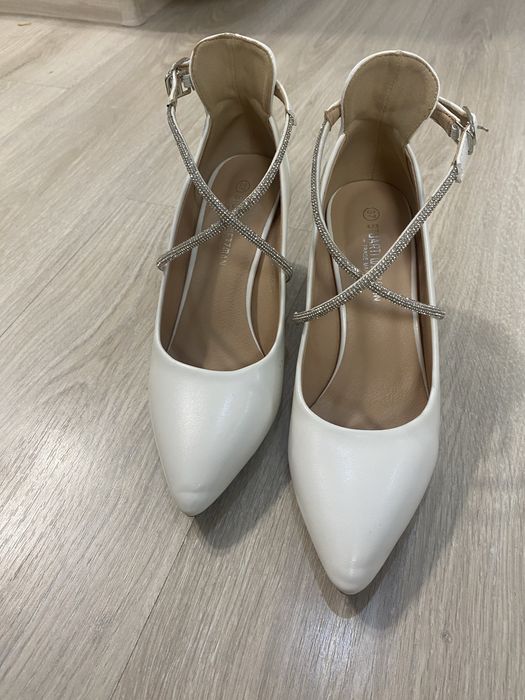 Белые туфли на каблуках