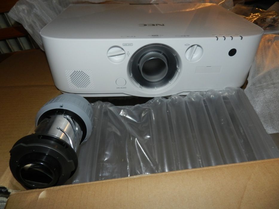 NEC PA522U 3LCD projector-поддържа 4К,3D,16000лвПрофесионален Проектор