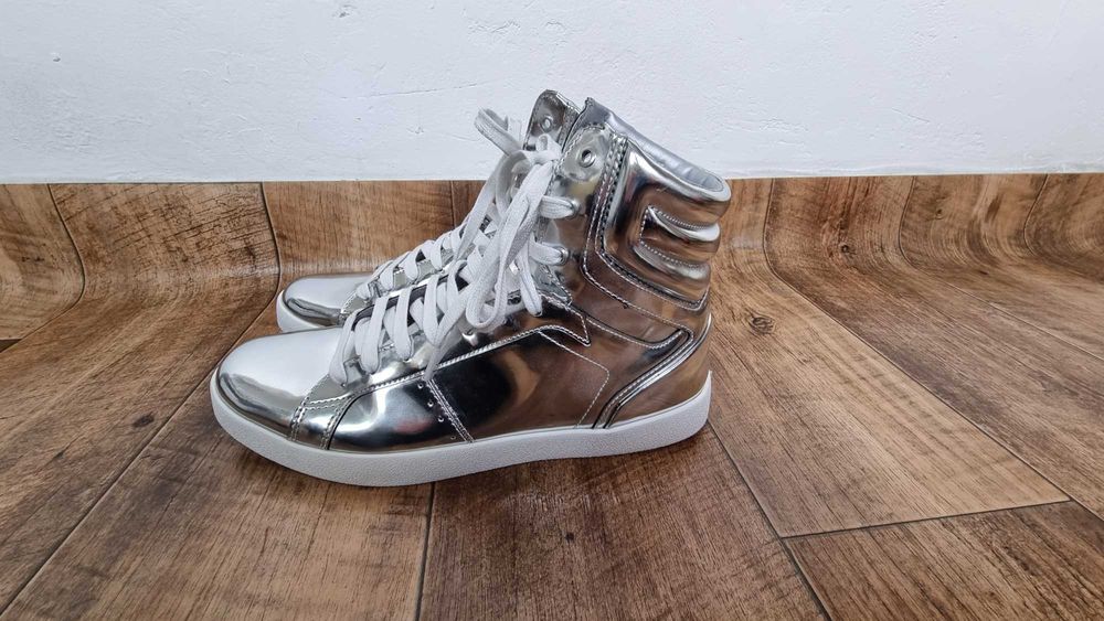 Високи металик кецове на Зара и маратонки Адидас Ориджинълс