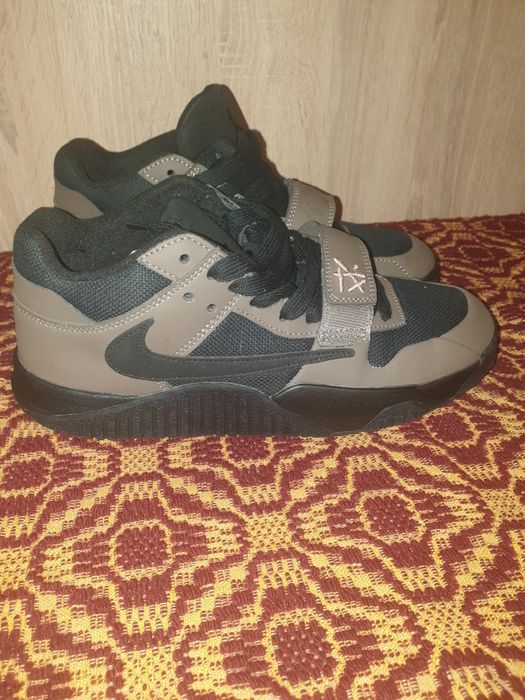 Adidasi dama travis scott x jumpman jack tr dark mocha.