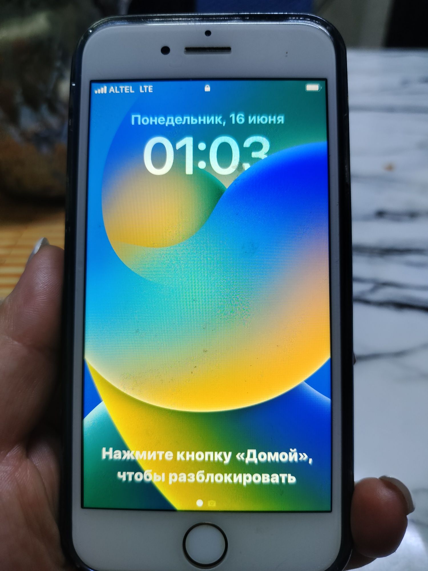 Срочно продам айфон 8