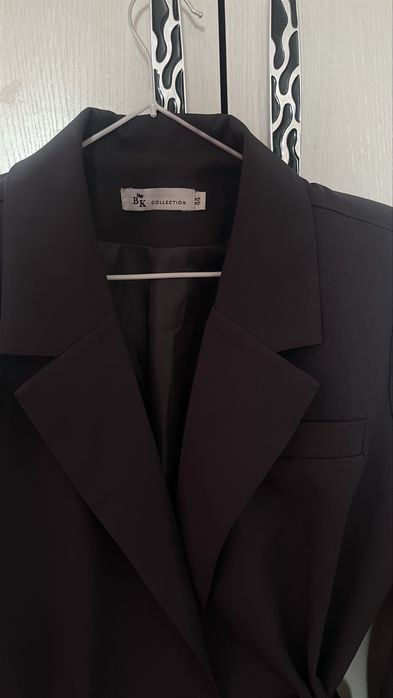 Пиджак серого цвета.