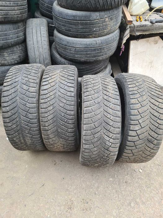 Продам комплект зимней резины 235  45  R 18