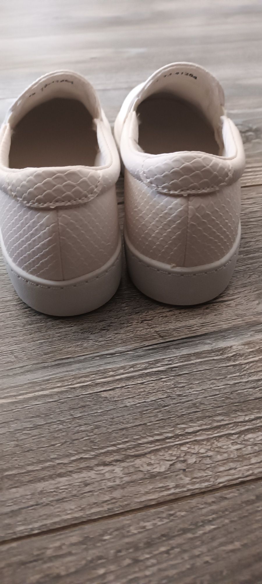 Бели обувки за момче или момиче 32 номер