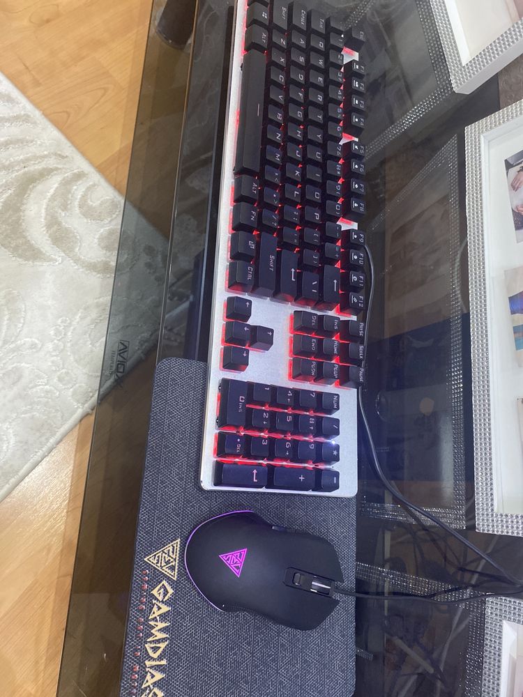 Tastatura cu leduri