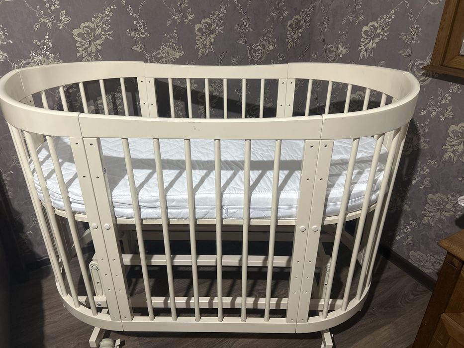 Детская кроватка, с двумя матрасами