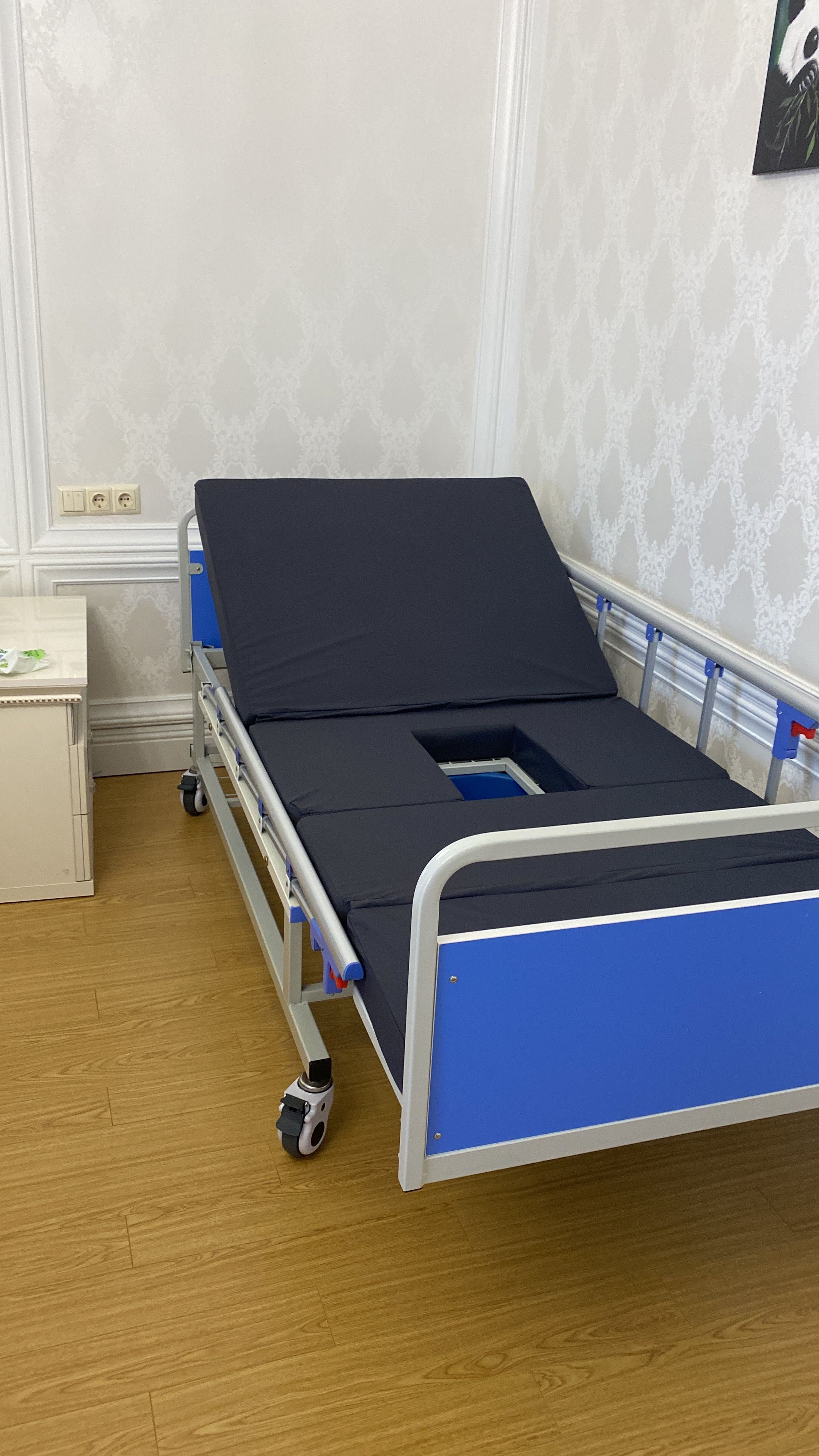 Медицинская кровать и инвалидная коляска