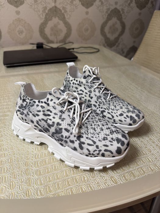 Новые кроссовки р.39