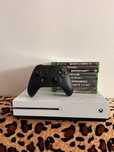 Xbox one s 10 jocuri 2 manete. Negociabil!!