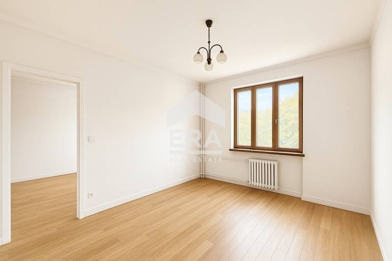 Двустаен апартамент с отделна кухня до площад "Възраждане"