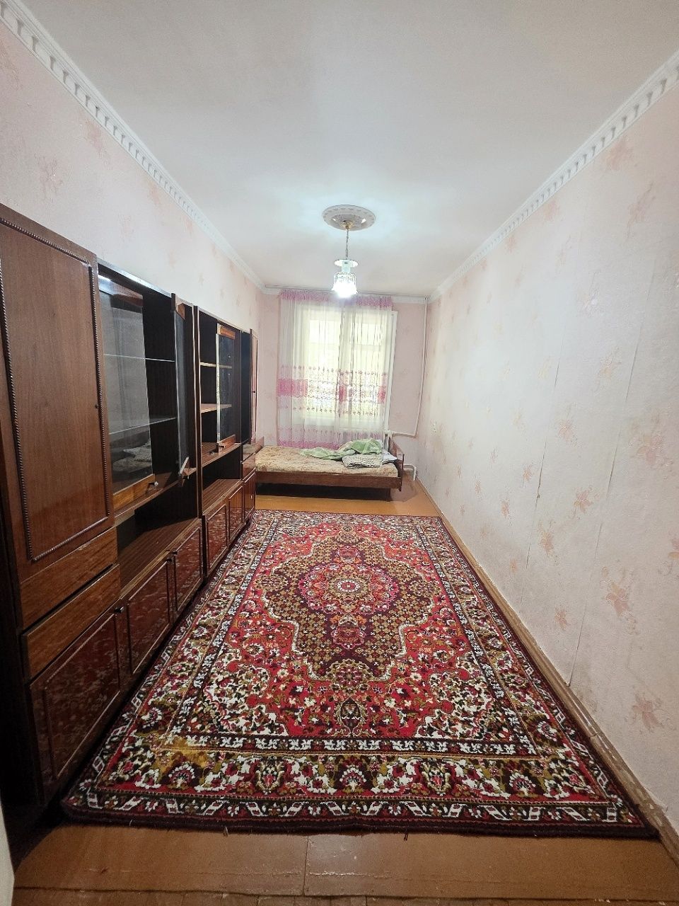 1 maktab oldida 1 etaj 3 xona