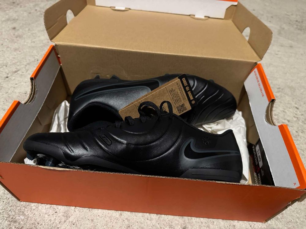 Продавам чисто нови футболни бутонки Nike Tiempo 42