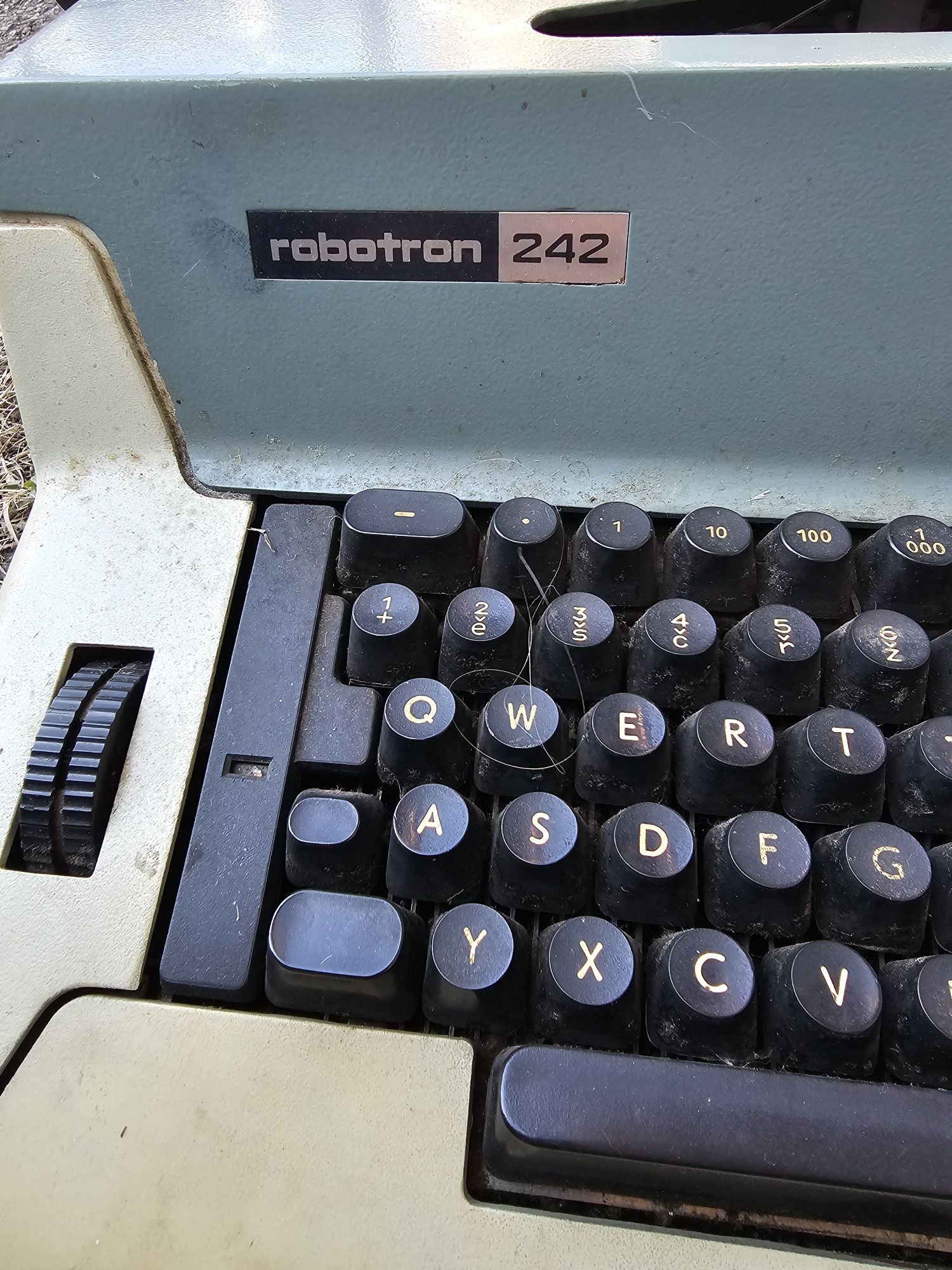 Vand mașina de scris Robotron 242