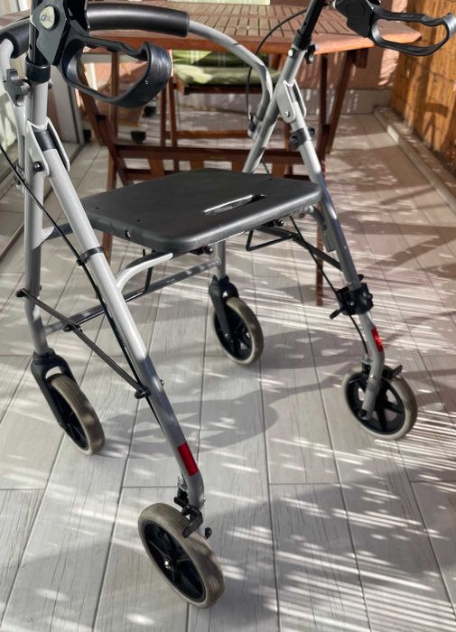 Продавам количка-проходилка възрастни хора,