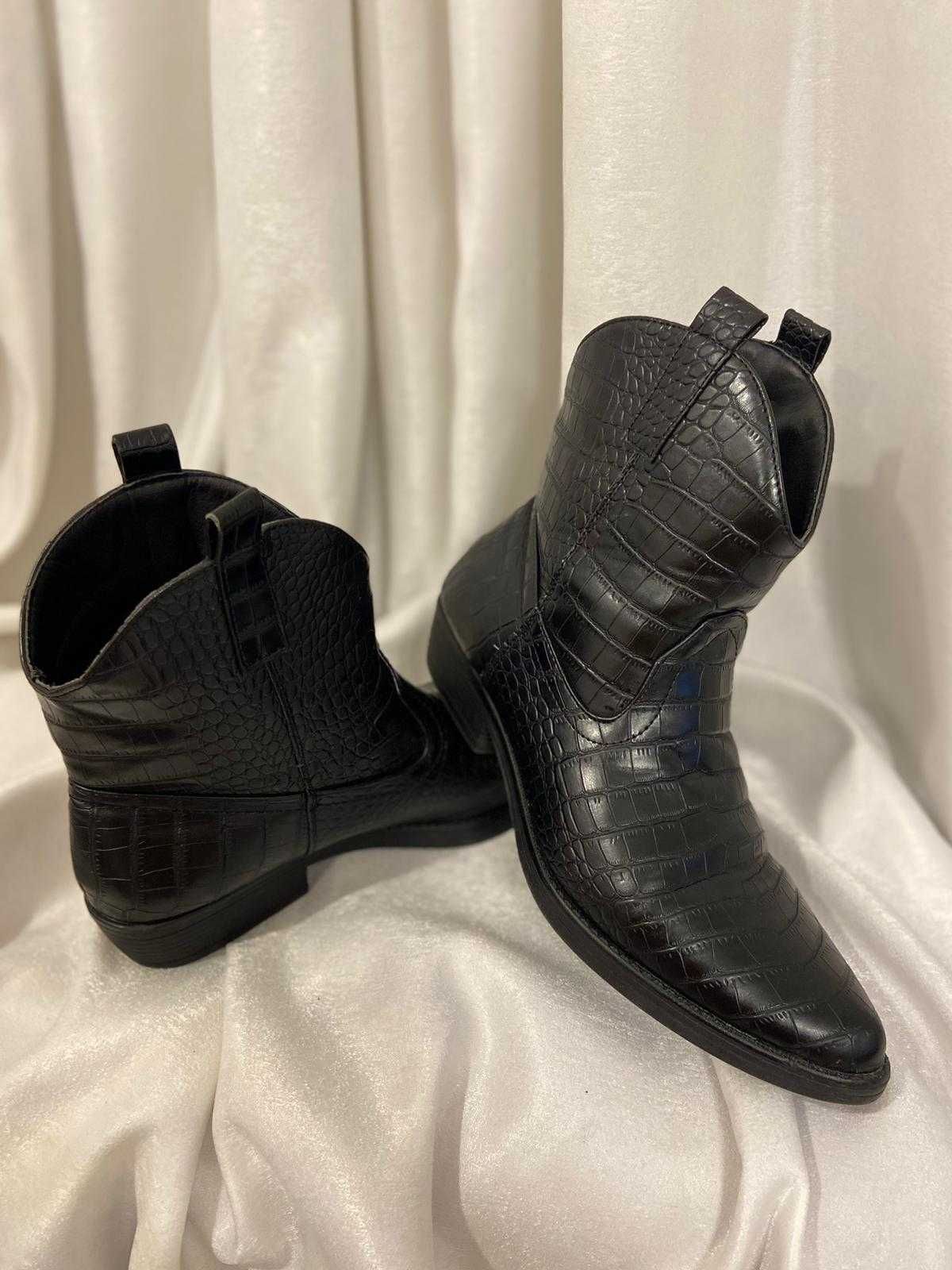 Botine/Cizme tip cowboy negre - imprimeu snake - marimea 38