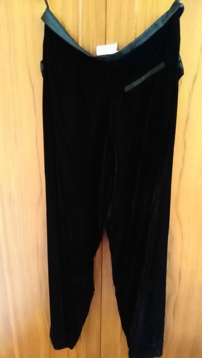 Pantaloni EmporioArmani, catifea din matase, negri cu ape, L/44