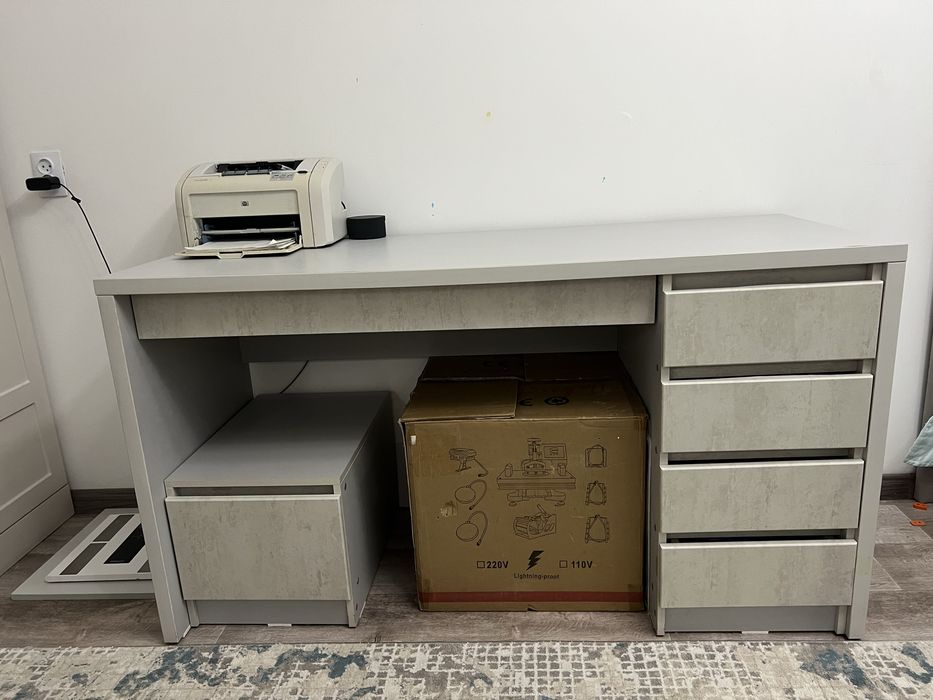 Продам стол для письма офисный