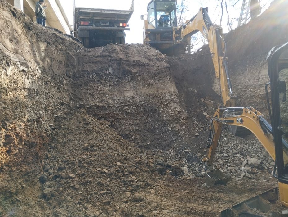 Închiriere mini excavator