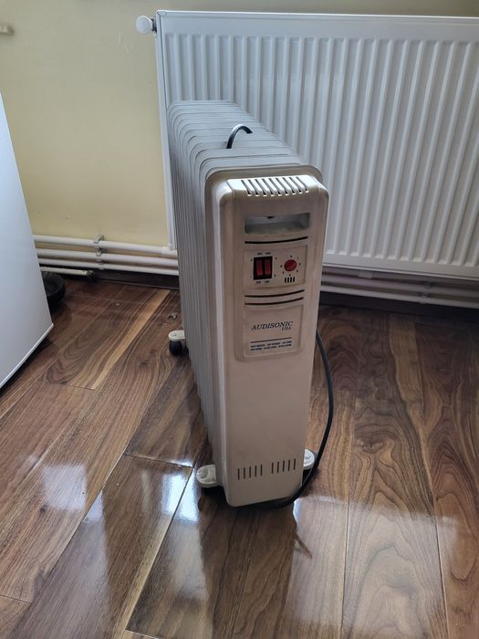 Vând calorifer electric