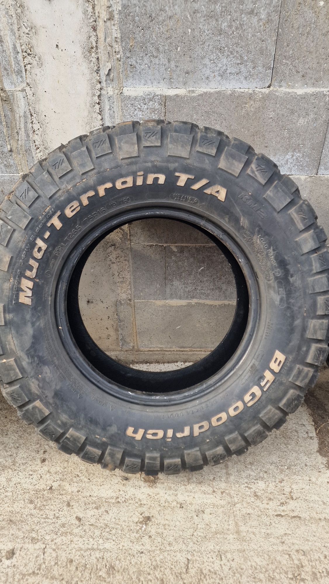 BF GOODRICH KM2 265 75 16