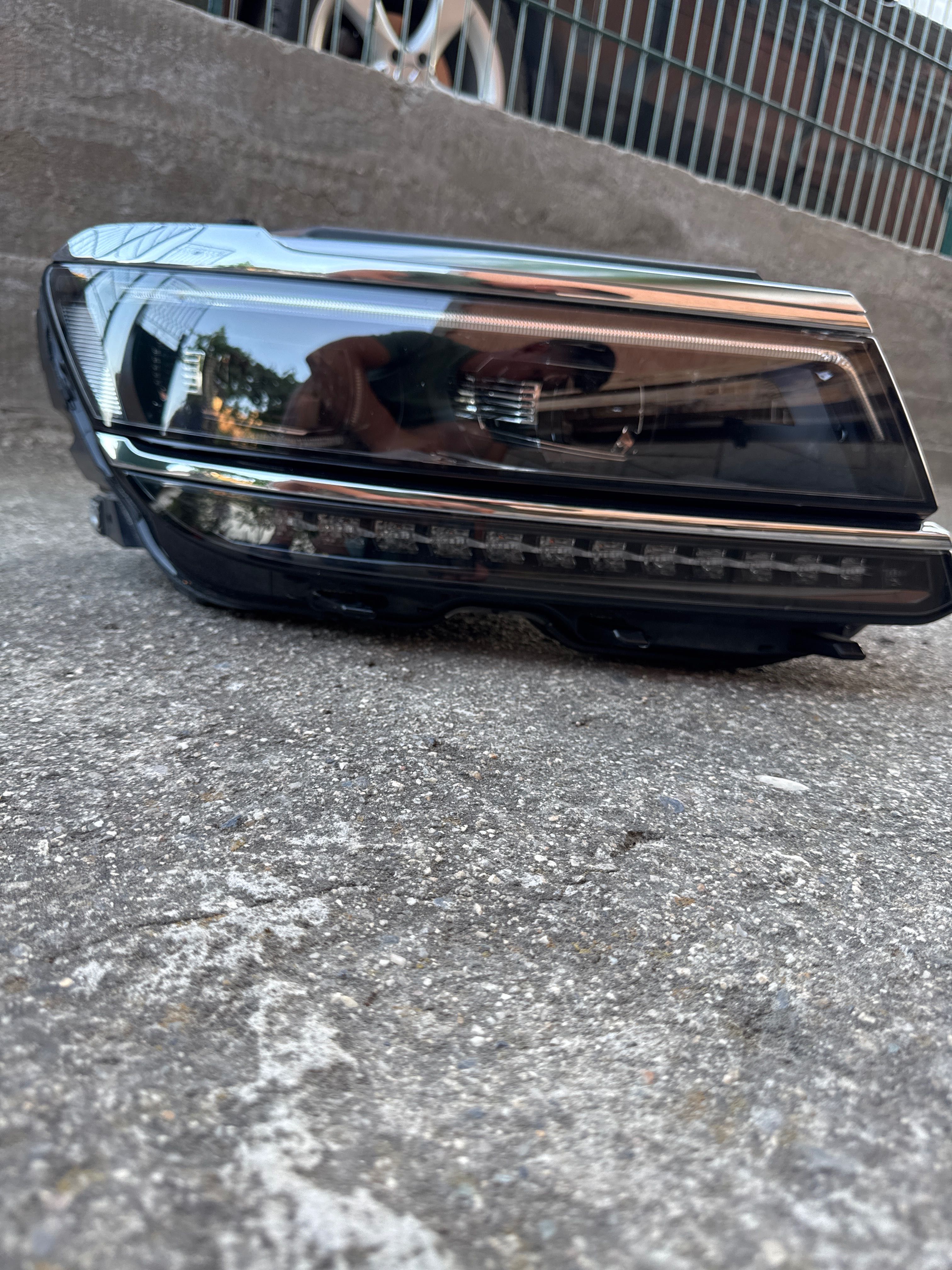 Фар за Фолсваген Тигуна VW tiguan десен